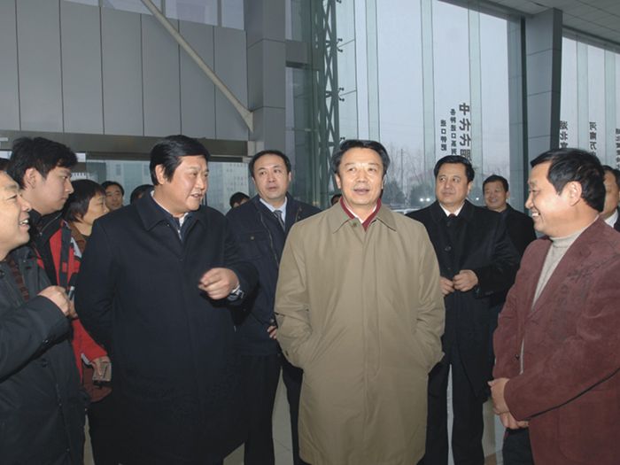 时任中华全国供销合作总社党组书记王君（前排右二）到万庄集团调研